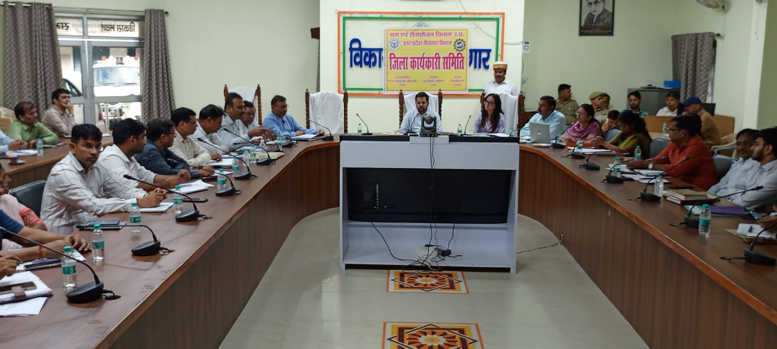 जिलाधिकारी ने ओटीडी सेल की बैठक कर सुधार को चेताया, साथ ही अंडे और मछली की बड़ी मंडी के लिए शासन को प्रस्ताव भेजने के निर्देश दिए