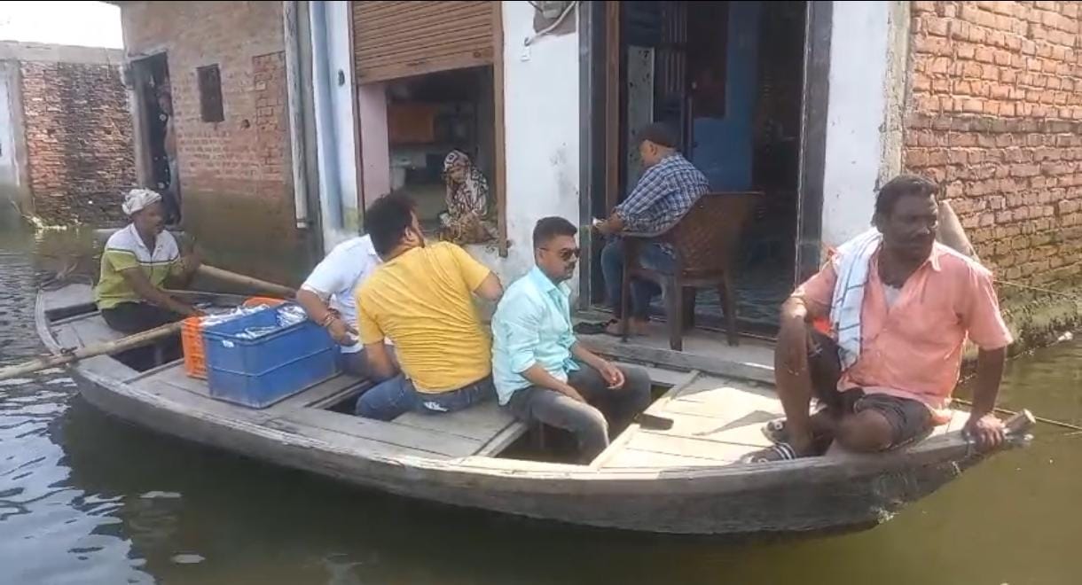 बाढ़ पीड़ितों की मदद को आगे आए युवा, 2500 भोजन पैकेट बाँटे