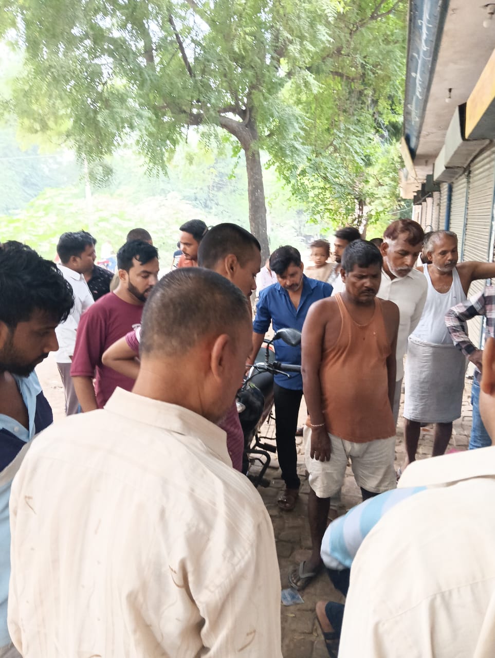 शटर तोड़कर चोरों ने उड़ाई लाखों की ज्वेलरी