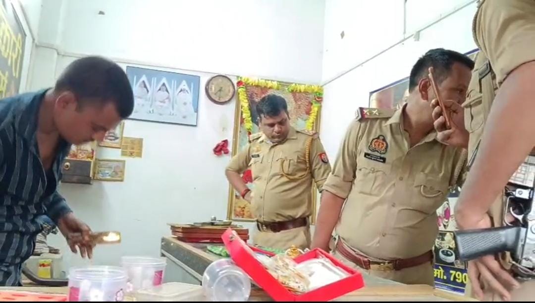 शटर तोड़कर चोरों ने उड़ाई लाखों की ज्वेलरी
