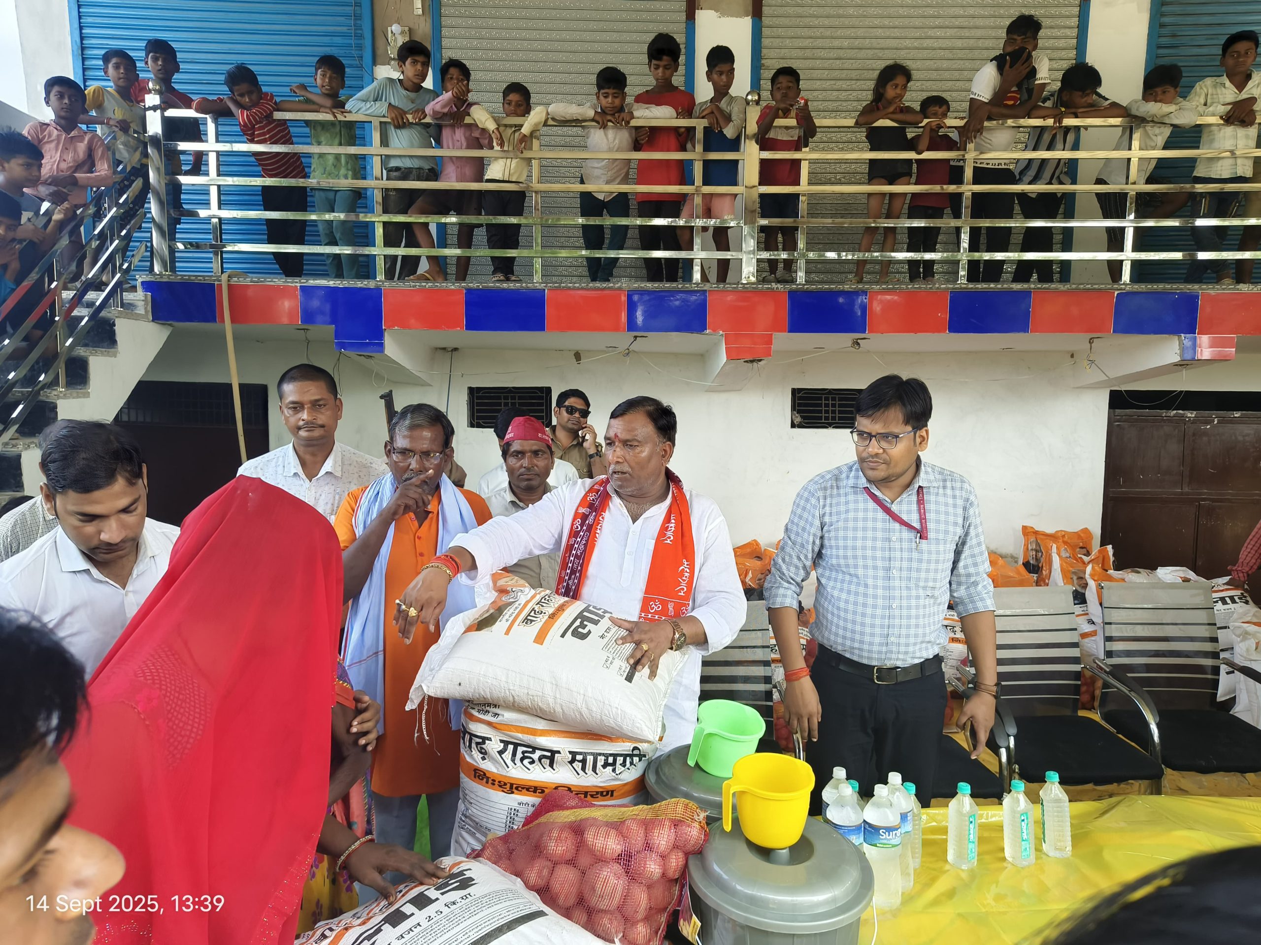 बाढ़ प्रभावितों को राहत – सफीपुर और बांगरमऊ में विधायकगण व प्रशासन ने बांटी 850 से अधिक राशन किट