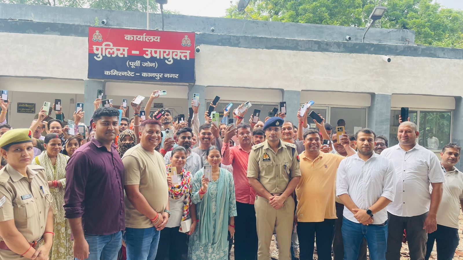 📢 कानपुर पुलिस की बड़ी पहल – 25 लाख कीमत के 101 मोबाइल लौटाए