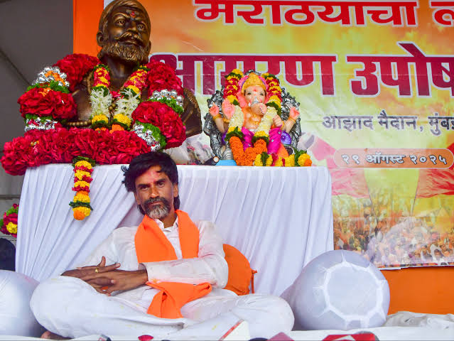 मराठा आरक्षण आंदोलन में नया मोड़: मनोज जरंगे का जल त्याग, सरकार पर बढ़ा दबाव