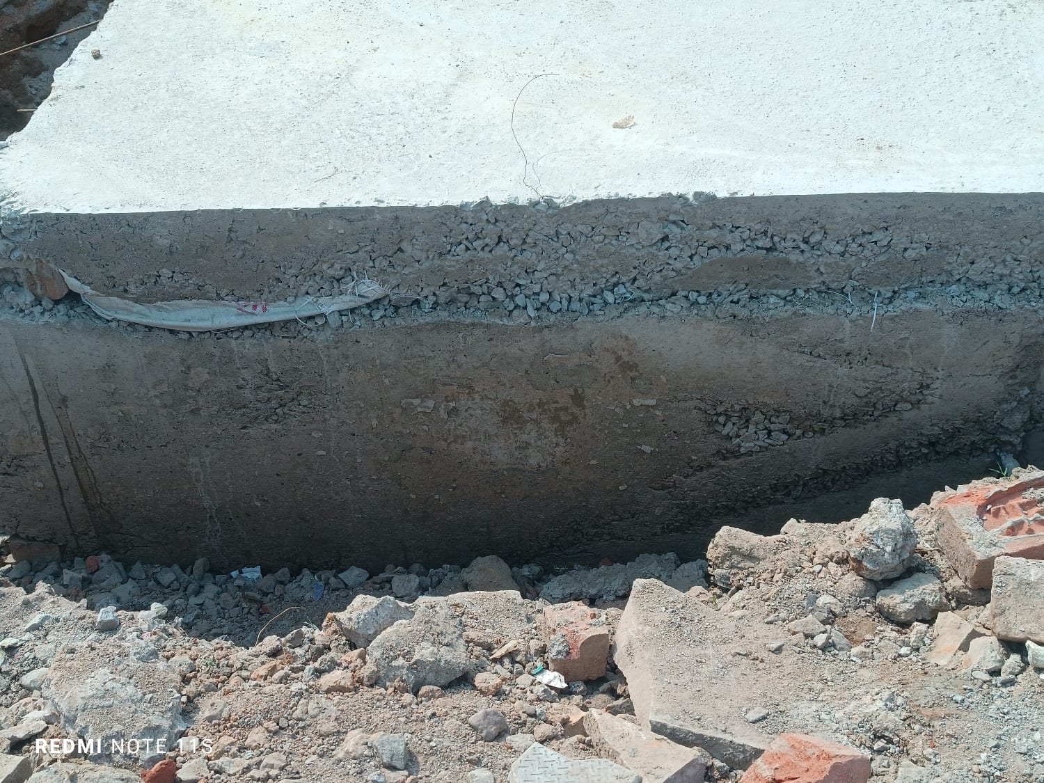 जिम्मेदारों की अनदेखी, ठेकेदार निर्माण में कर रहे मनमानी