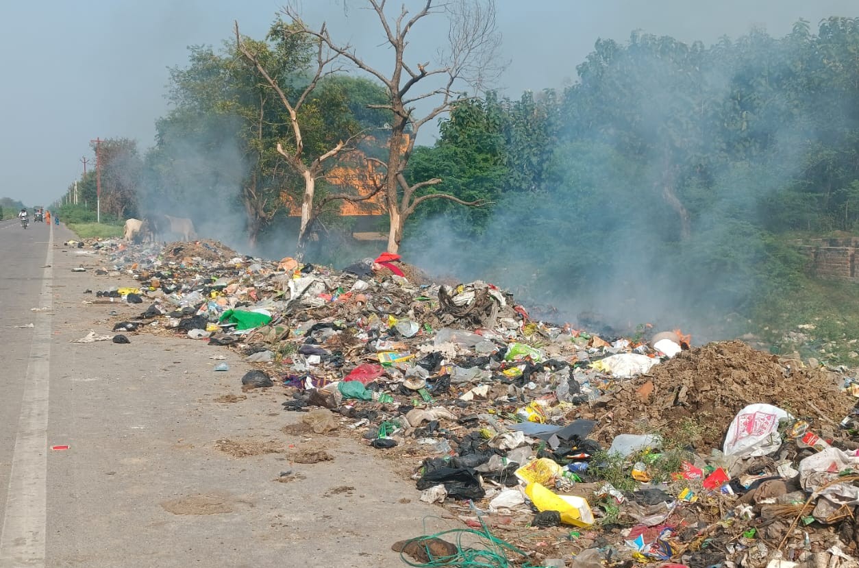 मवई बाईपास से कृषि विवि केन पुल: 10 किलो मीटर तक 24 घंटे धधकते जगह-जगह लगे कूड़े का ढेर